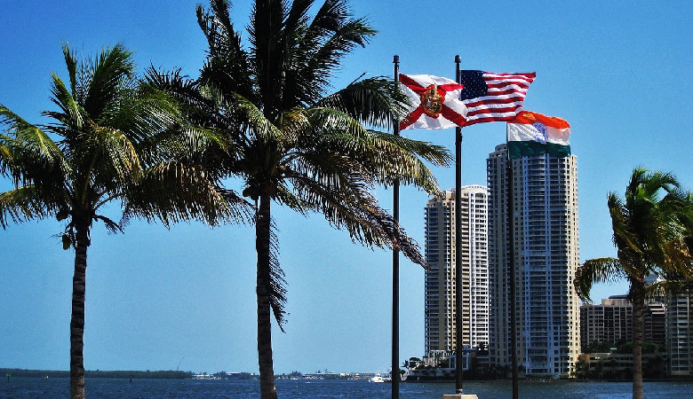 Rodzina spędziła 20 godzin na wywróconym katamaranie