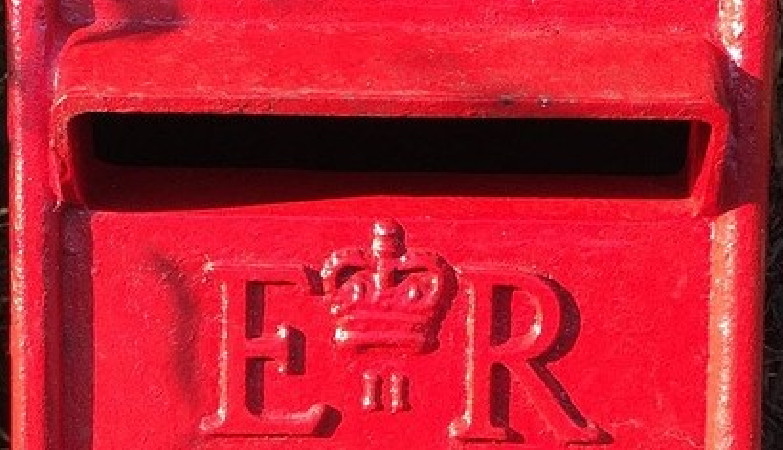 Skrzynka pocztowa wśród pingwinów